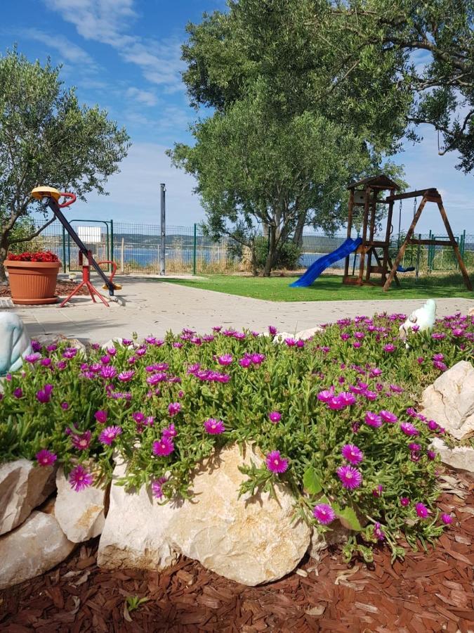 Kamp Karla & Bruno Hotel Свети свети Филип и Яков Екстериор снимка